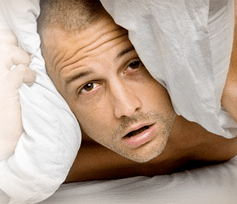 Home enfadado querendo agrandar o seu pene