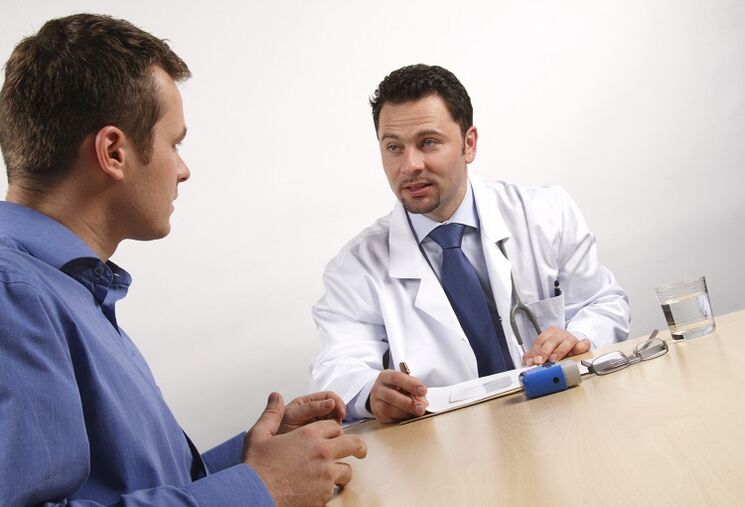 Consulta a un médico antes da cirurxía de ampliación do pene