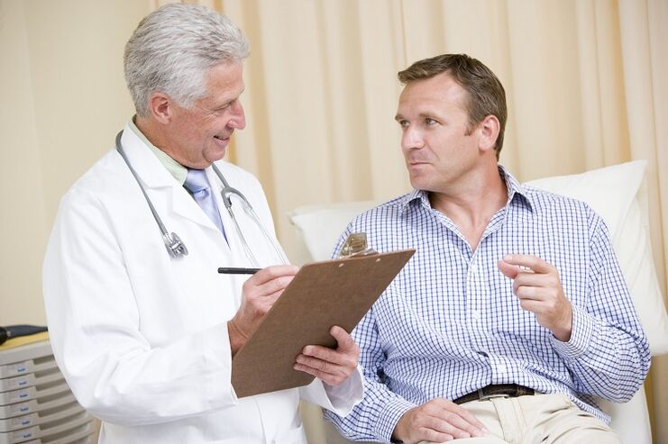 Médico e paciente antes da cirurxía de ampliación do pene